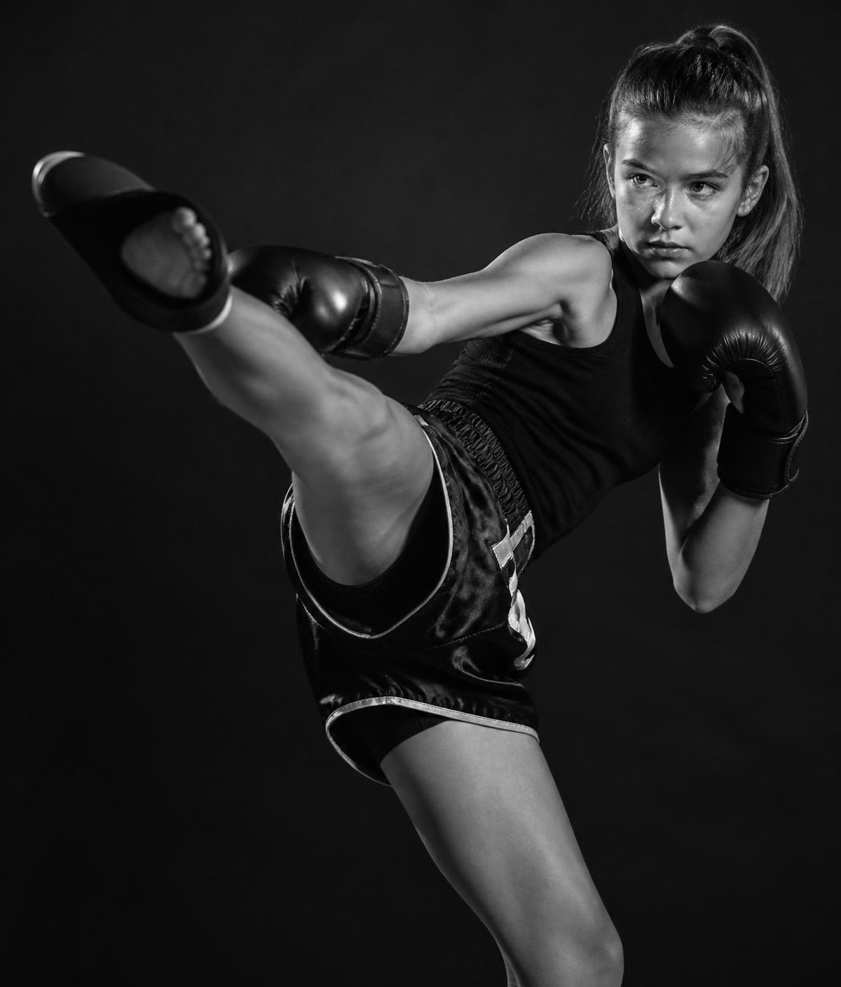 Adolescente practicando kickboxing en Club Juche